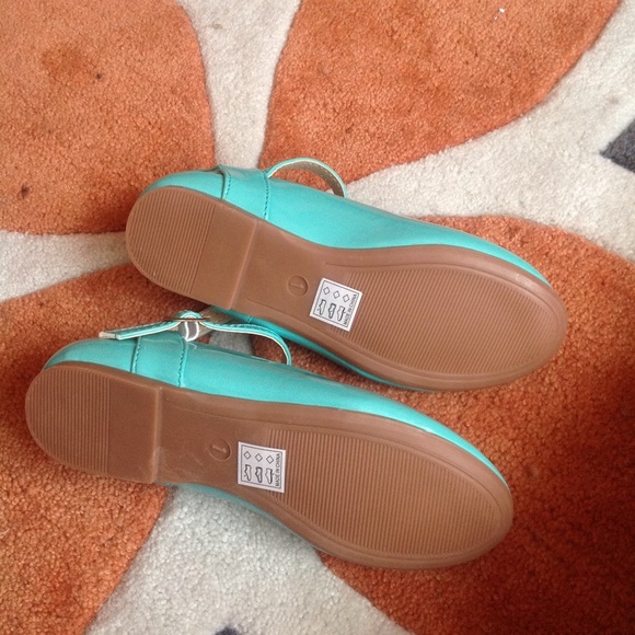 These beautiful shiny meant color girl shoes - Picture 2 of 2